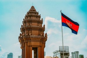 Självständighetsmonument flagga himmel Phnom Penh