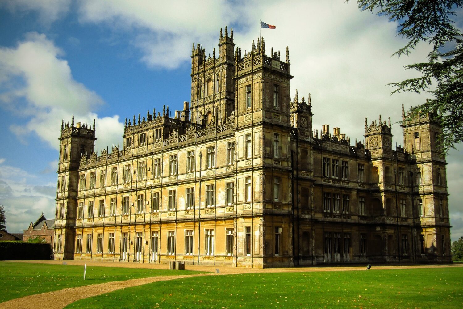 highclere-castle-g710877e22_1920 highclere-castle-g710877e22_1920
