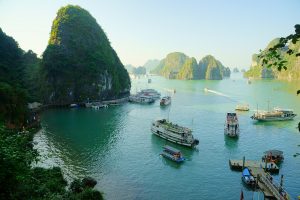 Halong Bay bukt med båtar Vietnam