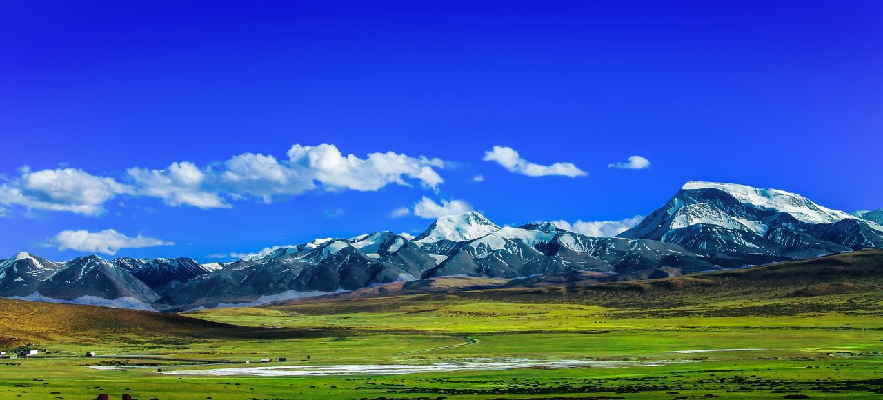 Slätt blå himmel berg nomader Tibet Kina